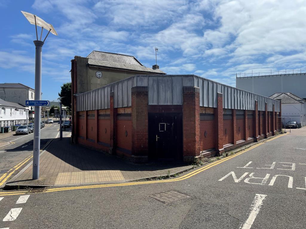 Lot: 40 - FORMER SOCIAL CLUB WITH PLANNING FOR MIXED USE DEVELOPMENT - View of site from corner of Chapel Street and Bridge Street
